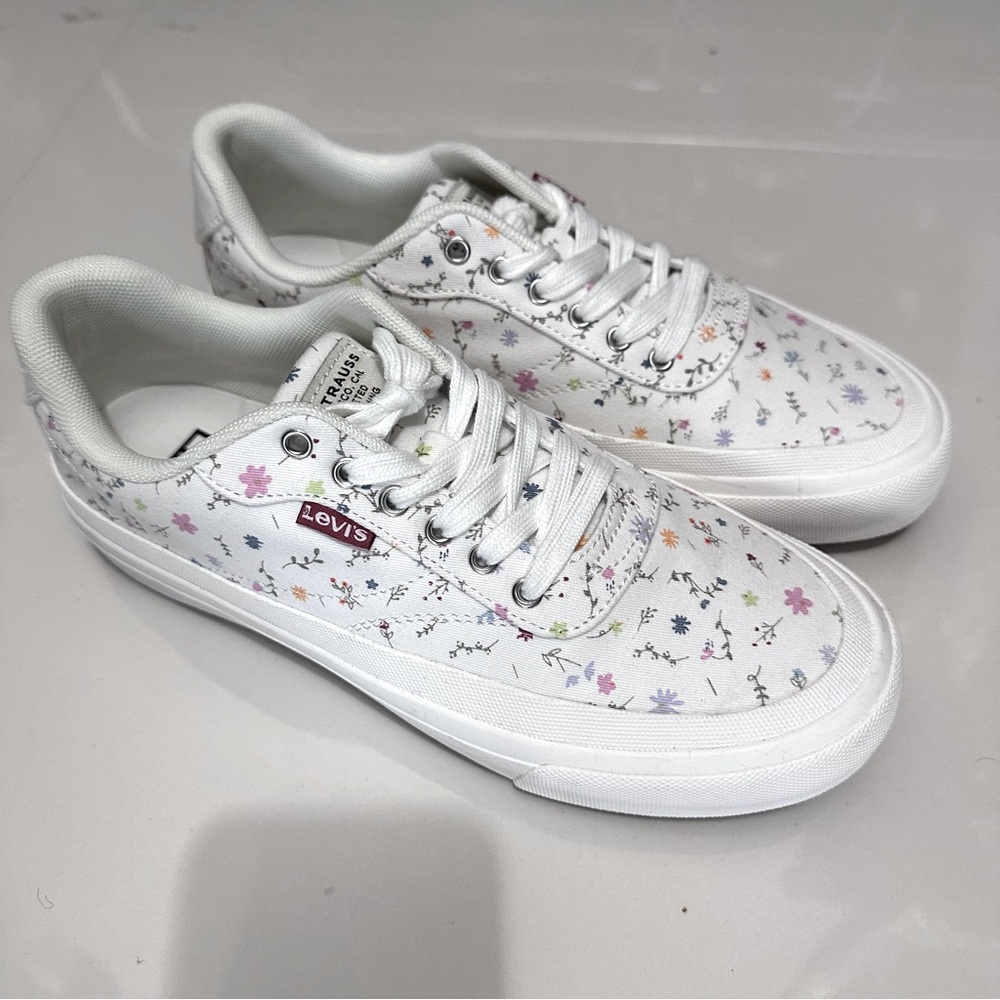 Levi’s white floral low sneakers size 7.5